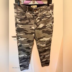 Democracy AB Technology Camouflage Women's PantsSize 10